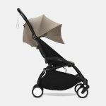 Stokke YOYO³ cu cadru negru și pachet 6+ Taupe