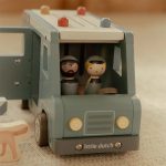 Mașină de poliție din lemn FSC cu accesorii și polițist - Little Dutch - imagine 5