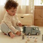 Mașină de poliție din lemn FSC cu accesorii și polițist - Little Dutch - imagine 8