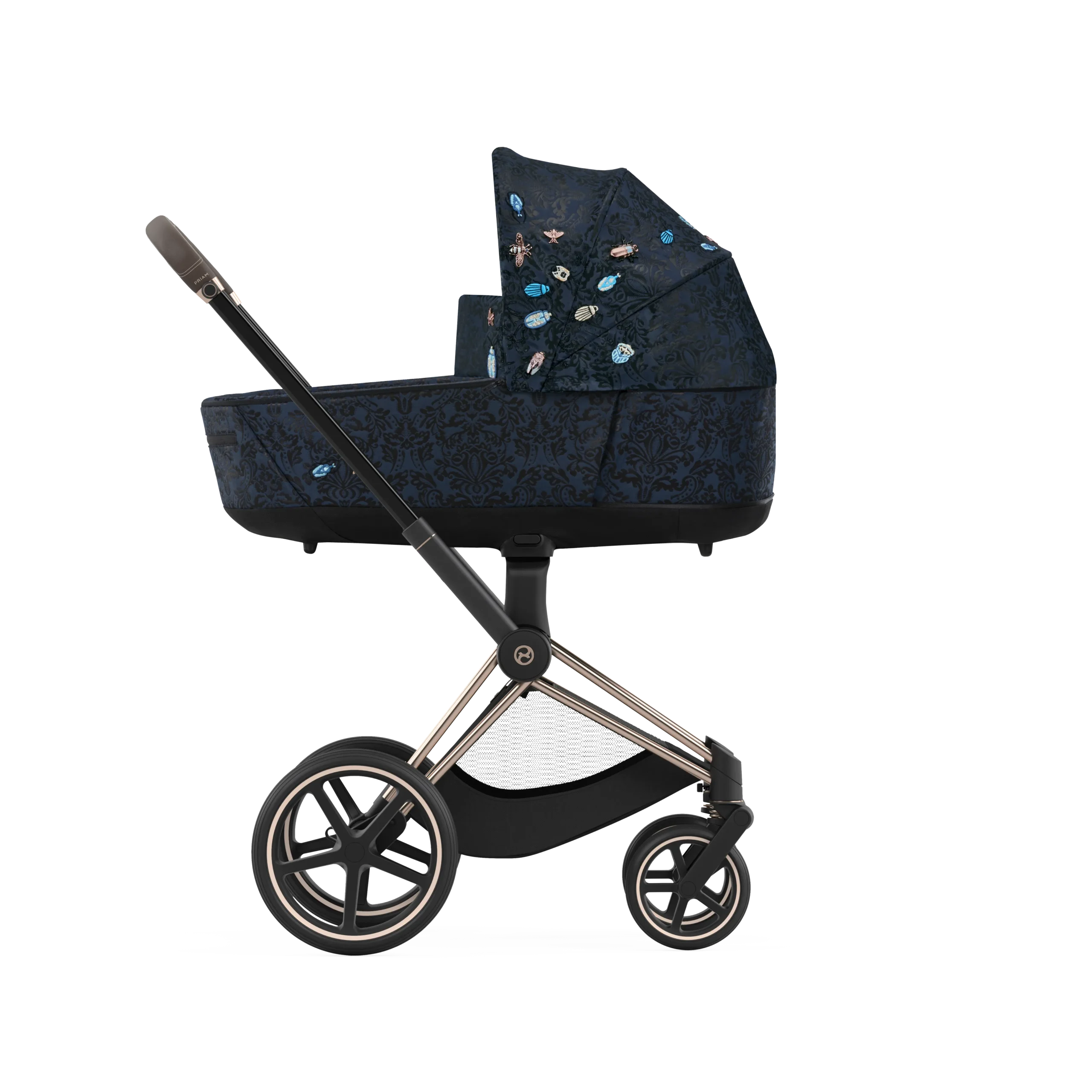 CYB-21-INT-y270-JewelsOfNature-Priam-LuxCarryCot-ROGO-JENA-print-large-scaled-1.webp Carucior Nou Nascut Priam: Landou Priam Lux pentru căruciorul Priam Fashion Collections Jewels of Nature | dark blue + Cadru Carucior pentru Copii Priam Chrome Black Cybex Platinum - imagine 1