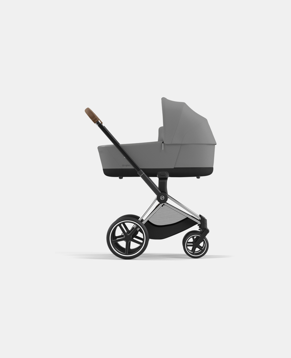 CYB_23_INT_y270_Priam_Cot_CHBR_MIGR.jpg Carucior Nou Nascut Electric E-Priam: Cadru Cărucior pentru Copii e-Priam Chrome Brown + Landou PRIAM Lux Mirage Grey Cybex Platinum - imagine 1