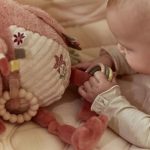 Jucarie senzoriala pentru bebelusi - Flamingo - Safari Friends - Activity Cuddle GRS - imagine 6
