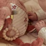 Jucarie senzoriala pentru bebelusi - Flamingo - Safari Friends - Activity Cuddle GRS - imagine 8